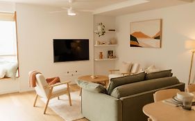 Newcastle Apartment Near Interchange W Pool, Gym & Parking
